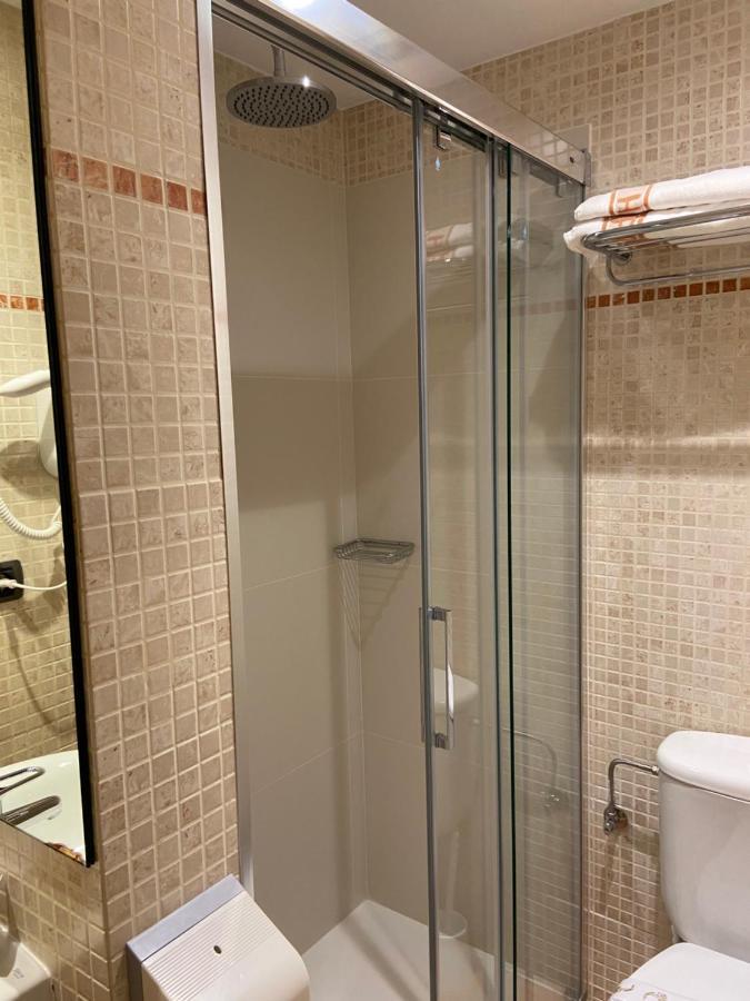Hostal Montana Alins Екстер'єр фото