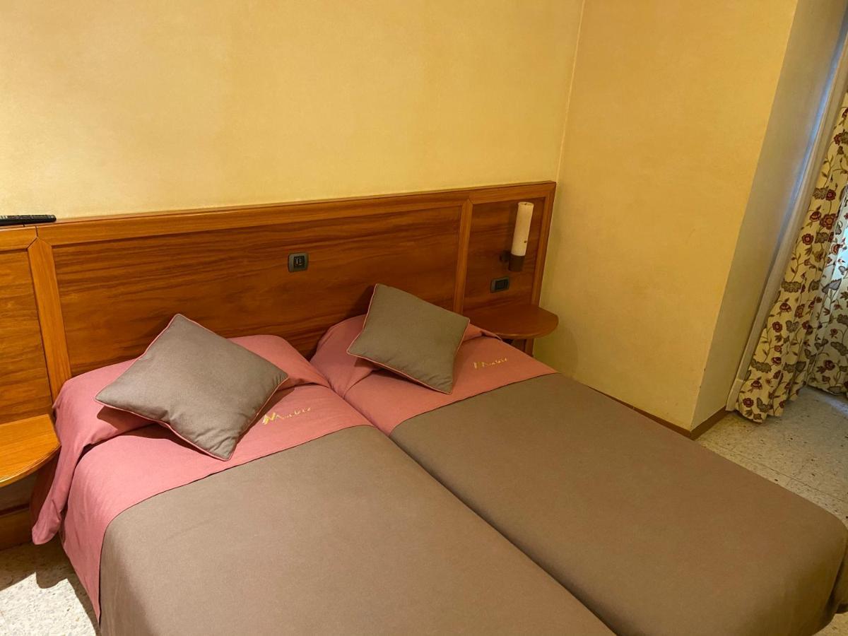 Hostal Montana Alins Екстер'єр фото