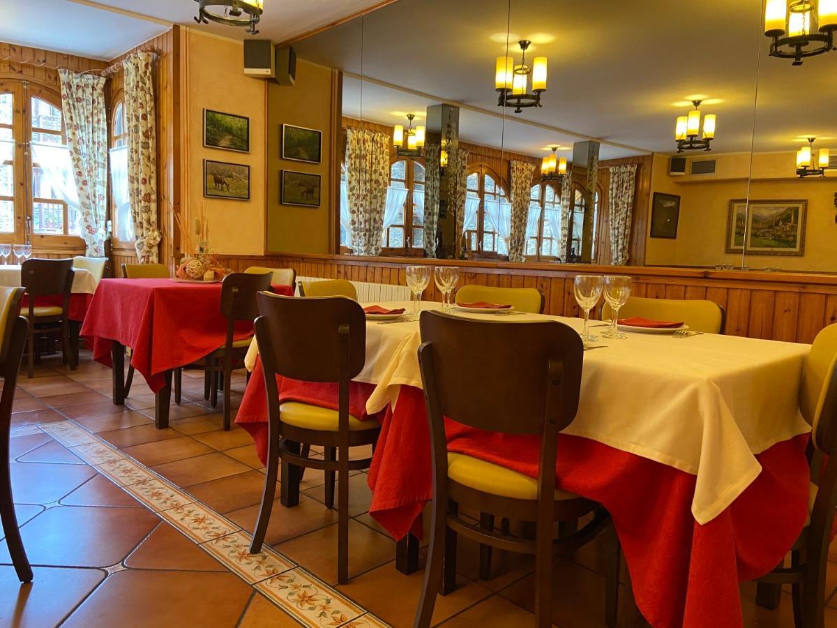 Hostal Montana Alins Екстер'єр фото
