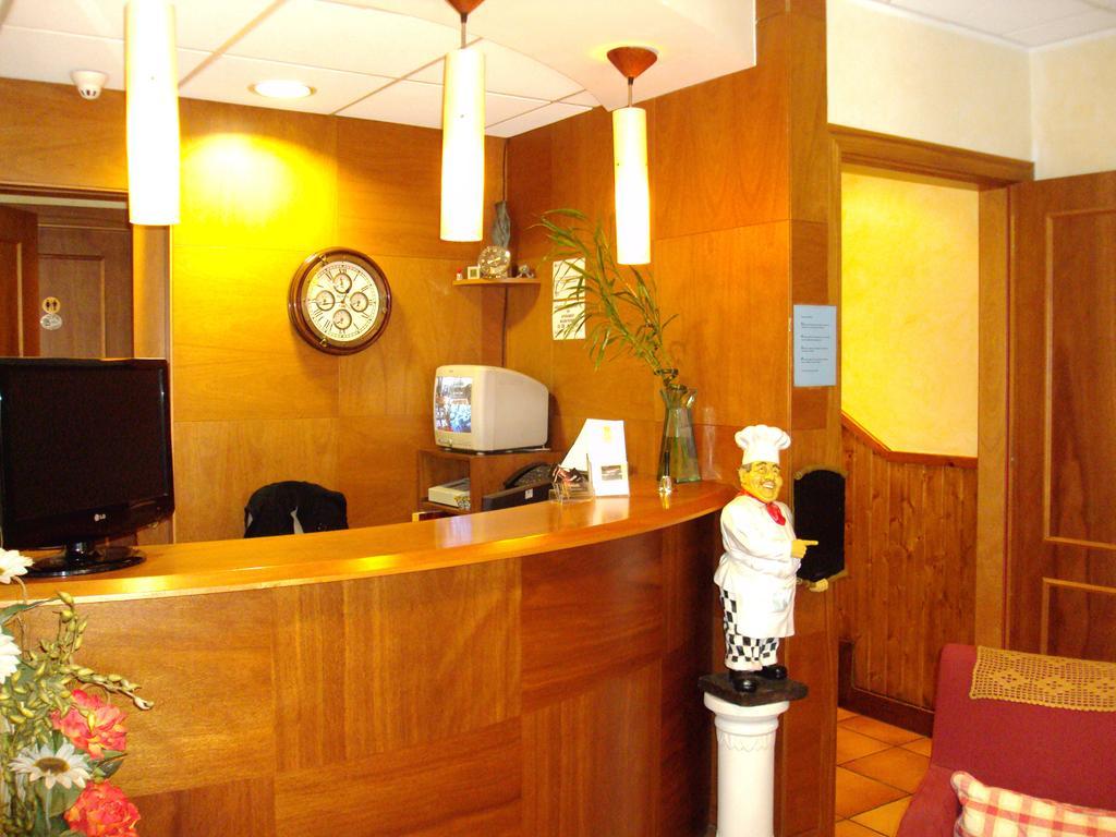 Hostal Montana Alins Екстер'єр фото