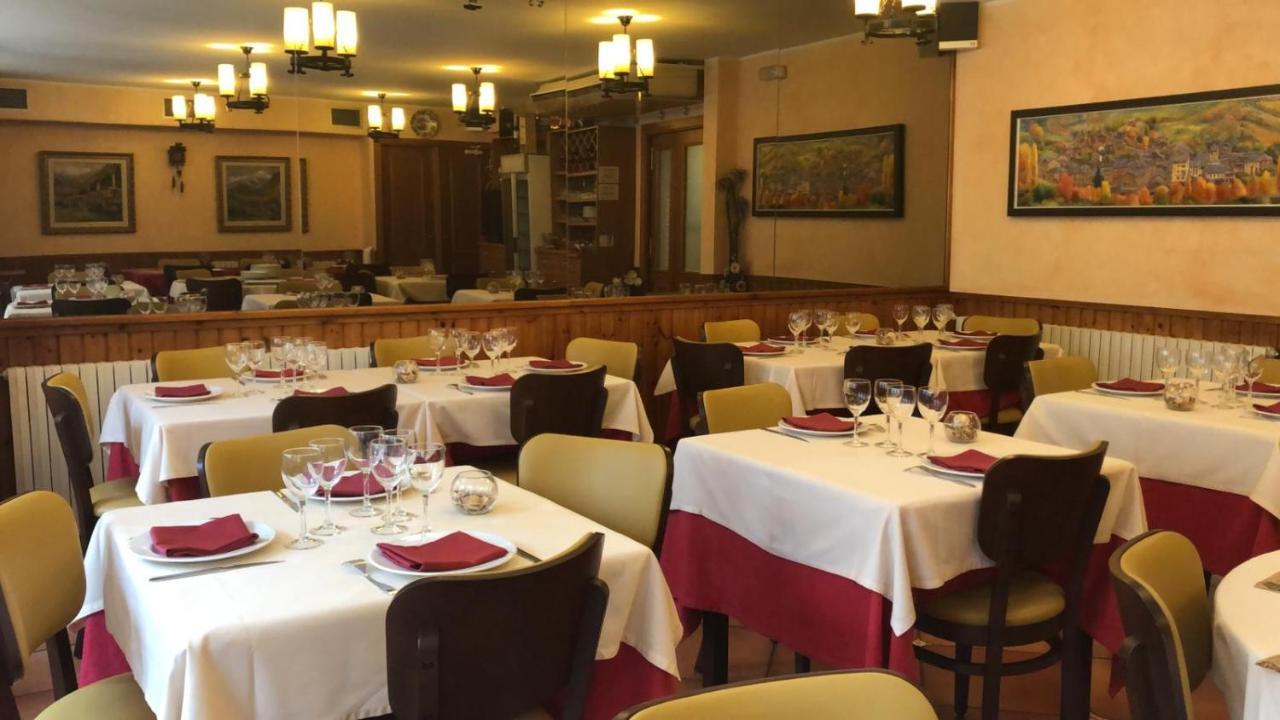Hostal Montana Alins Екстер'єр фото
